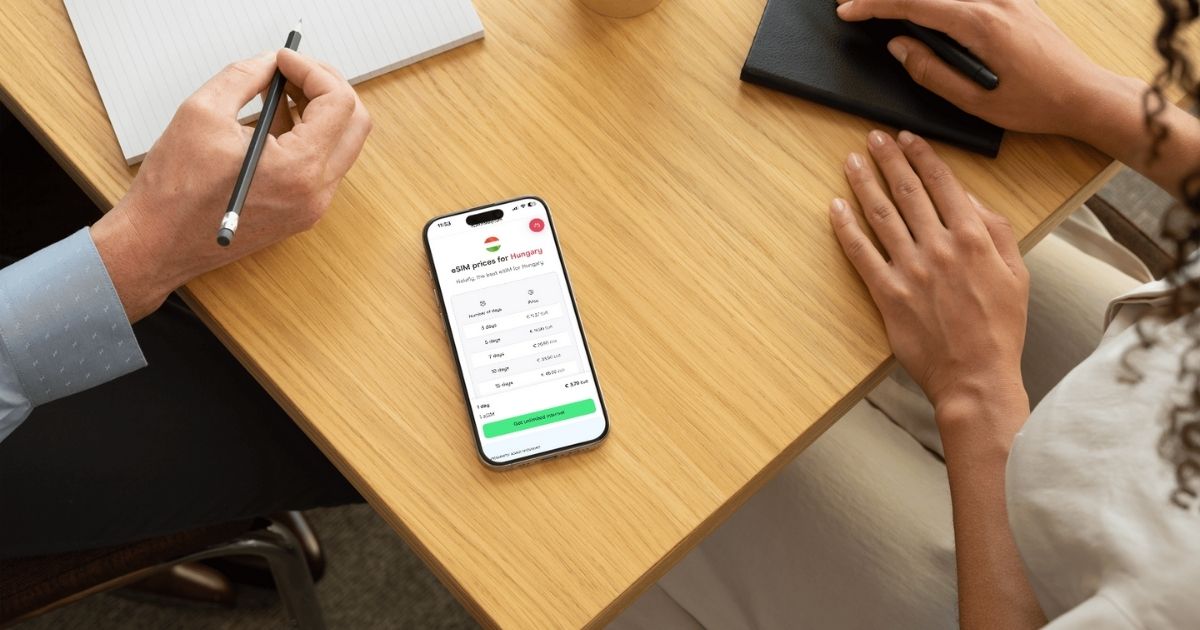 personas analizando la mejor esim para Hungria