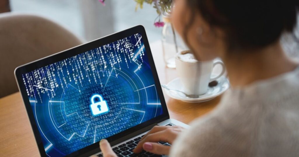 persona usando herramienta de ciberseguridad al trabajar remoto