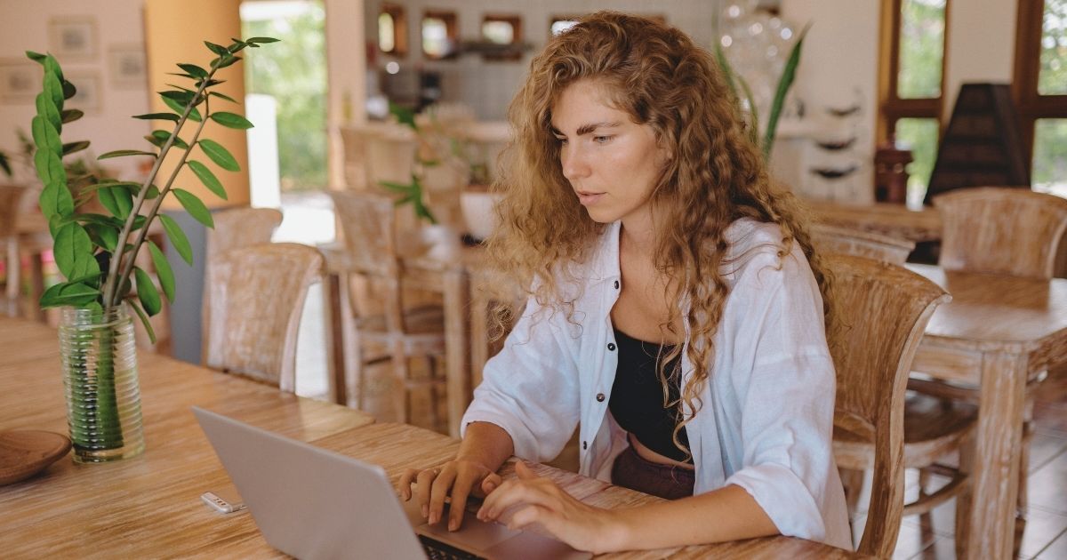 mujer navegando en internet en Hungria