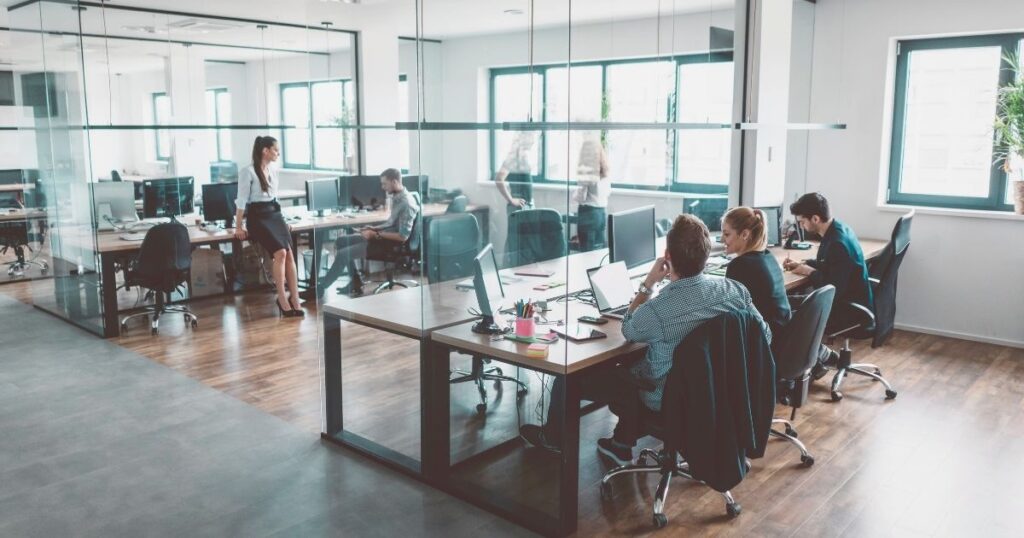 personas trabajando desde coworking en Mexico