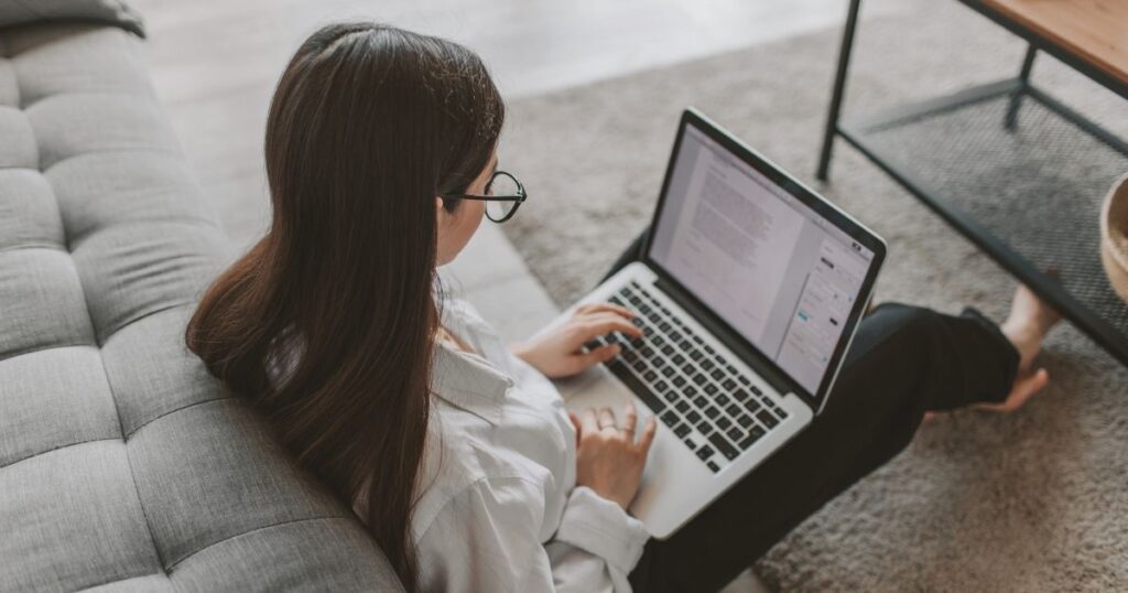 mujer trabajando con uno de los mejores laptops para trabajo remoto