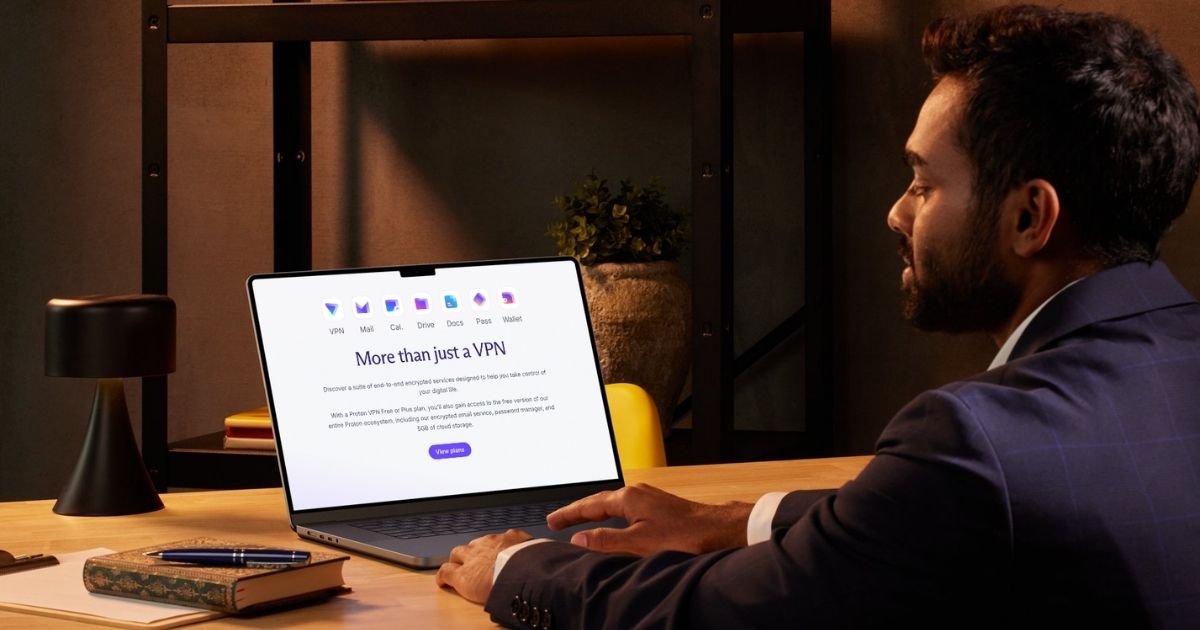 hombre trabajando remoto con la mejor vpn para Mexico