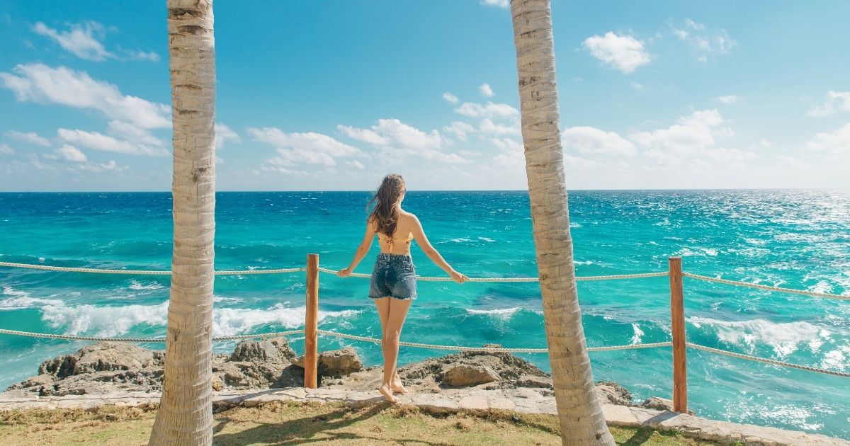 mujer disfrutando de la vida en playa en Cancun