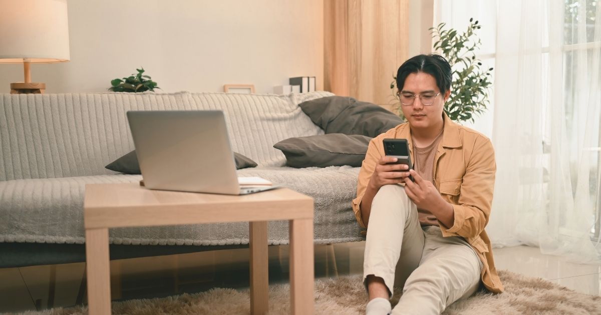 mujer buscando alquilar su casa mientras viaja como nomada digital