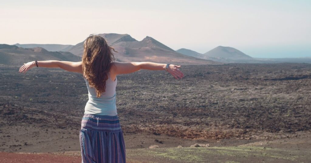 mujer disfrutando de su viaje a Lanzarote