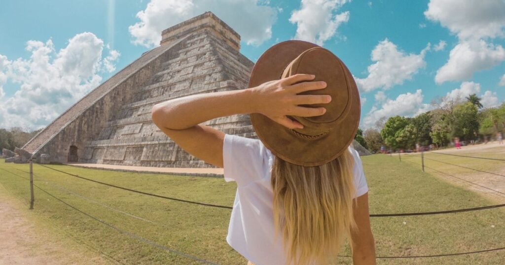 mujer disfrutando de la vida en Mexico