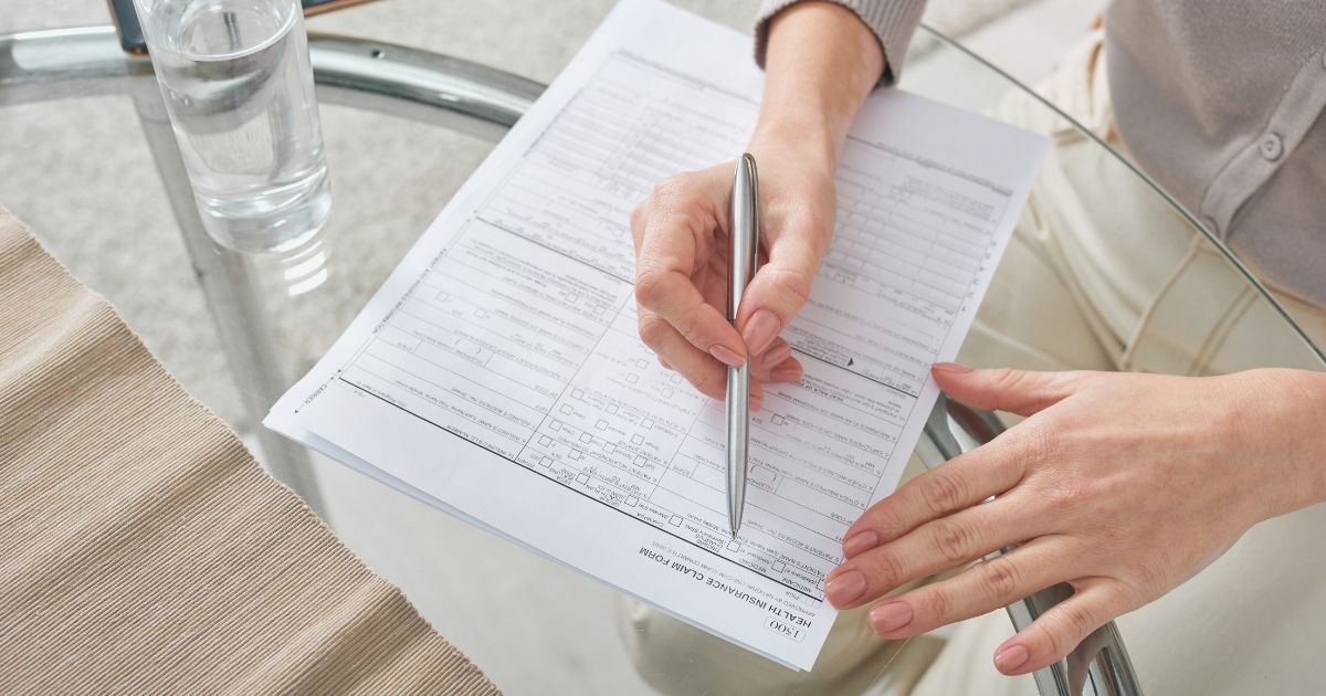 mujer contratando seguro medico para viaje a Mexico