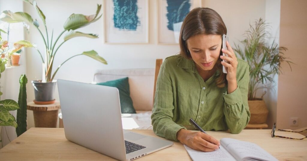 mujer utilizando el soporte de Simlocal esim