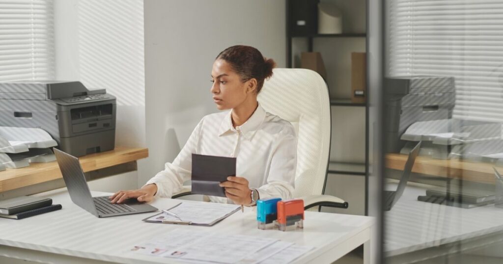 abogada aplicando a la visa para vivir en España