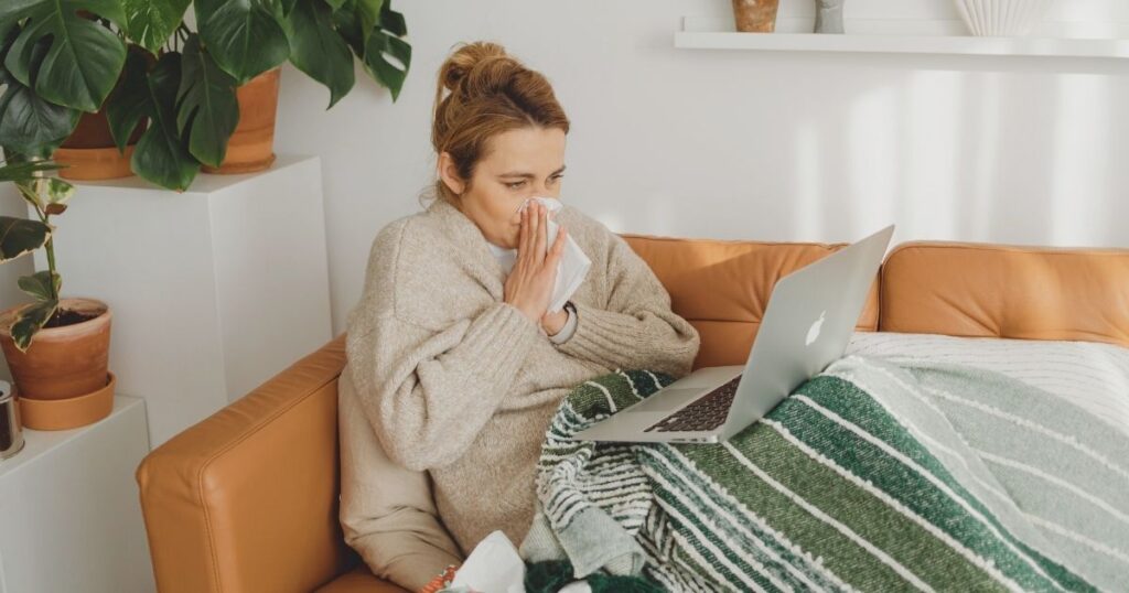 mujer enferma buscando formas de volver a casa despues de viajar