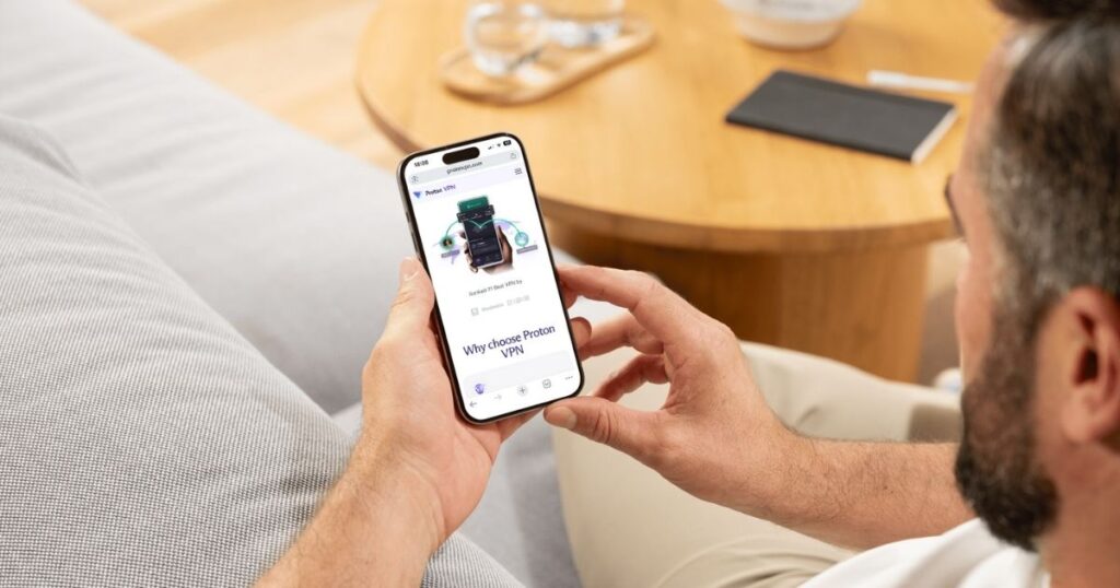 hombre eligiendo vpn para su celular