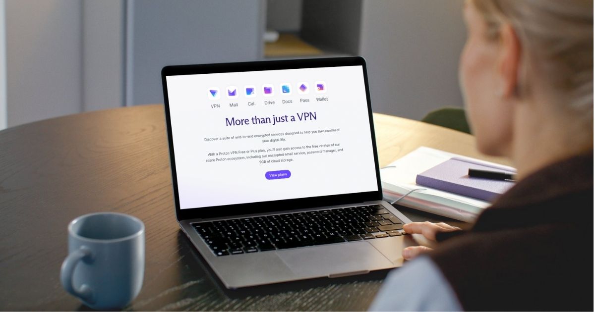 mujer instalando vpn en su laptop