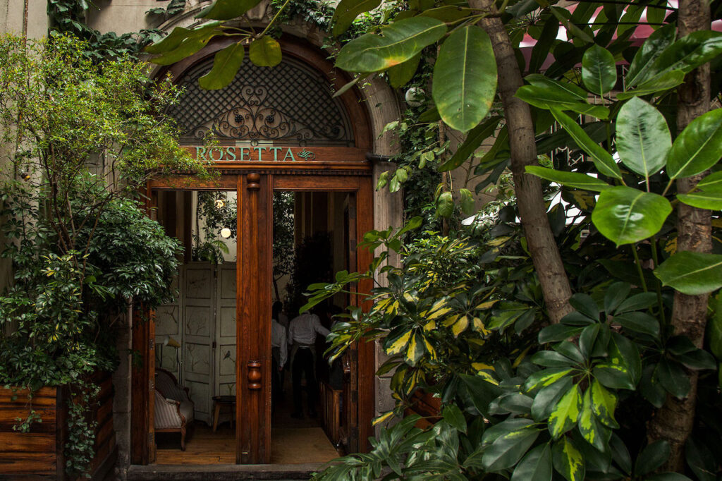 Entrada a restaurante Rosetta en CDMX