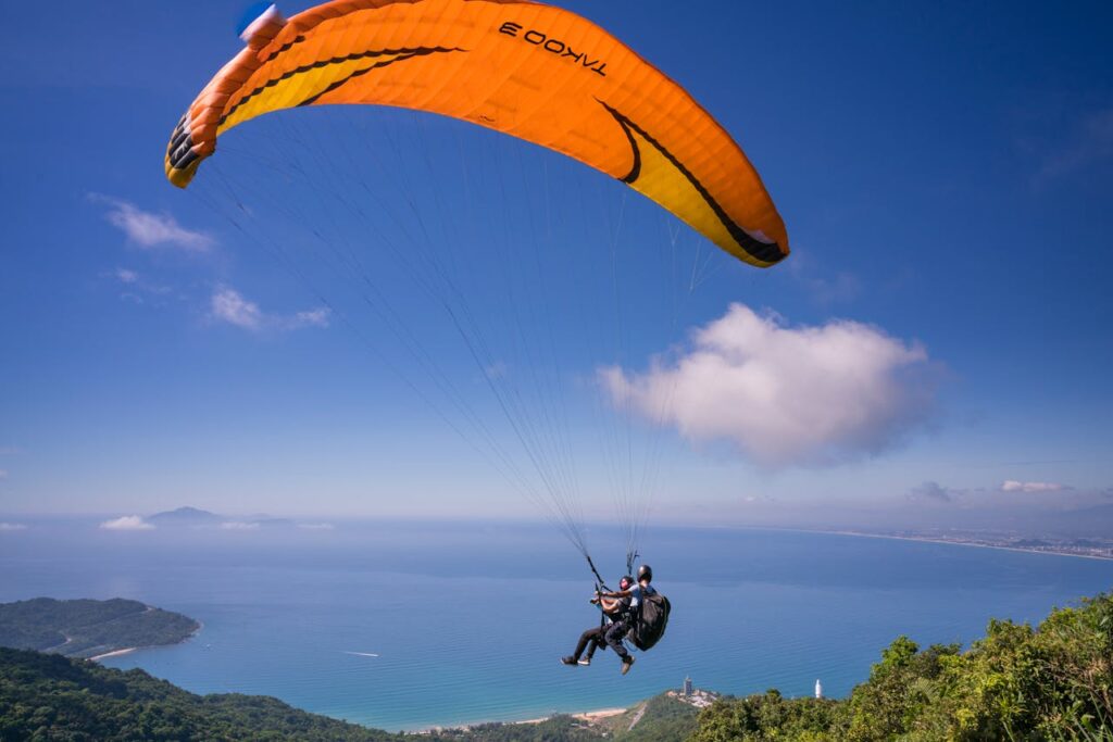 Disfruta de practicar el paracaidismo, uno de los deportes extremos más famosos en Porgual con tu seguro de Nómada digital.