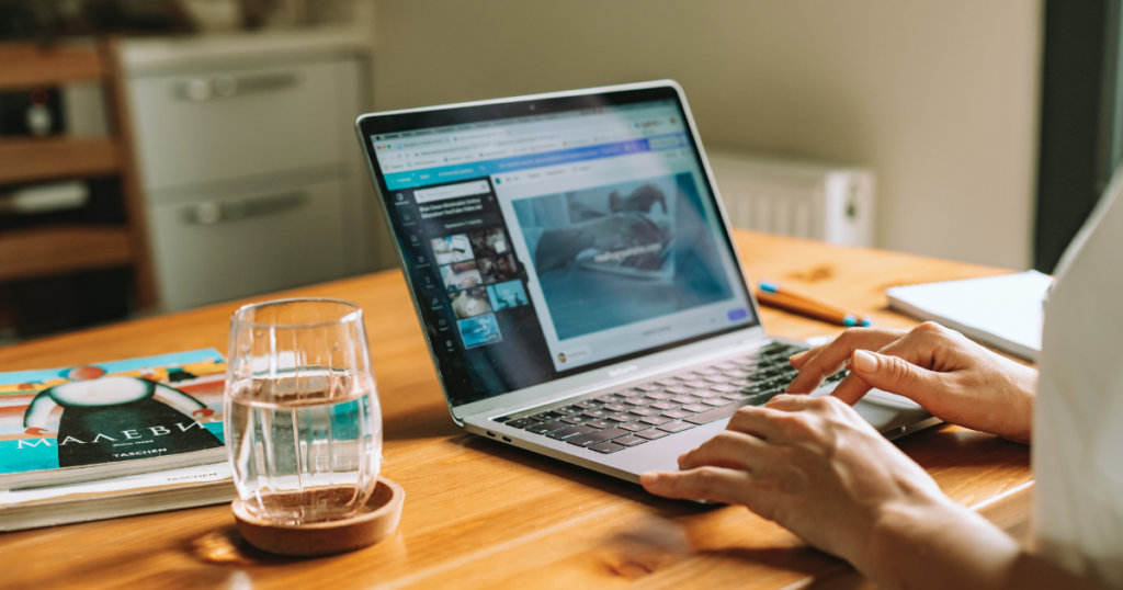 Mujer trabajando remoto desde un alojamiento para nómadas digitales