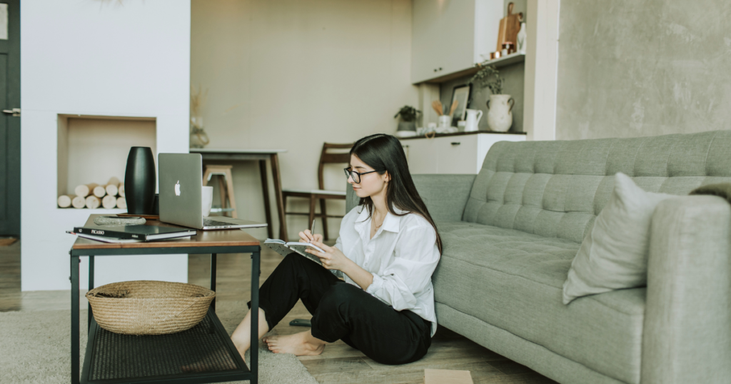 Mujer nómada digital trabajando remoto desde casa