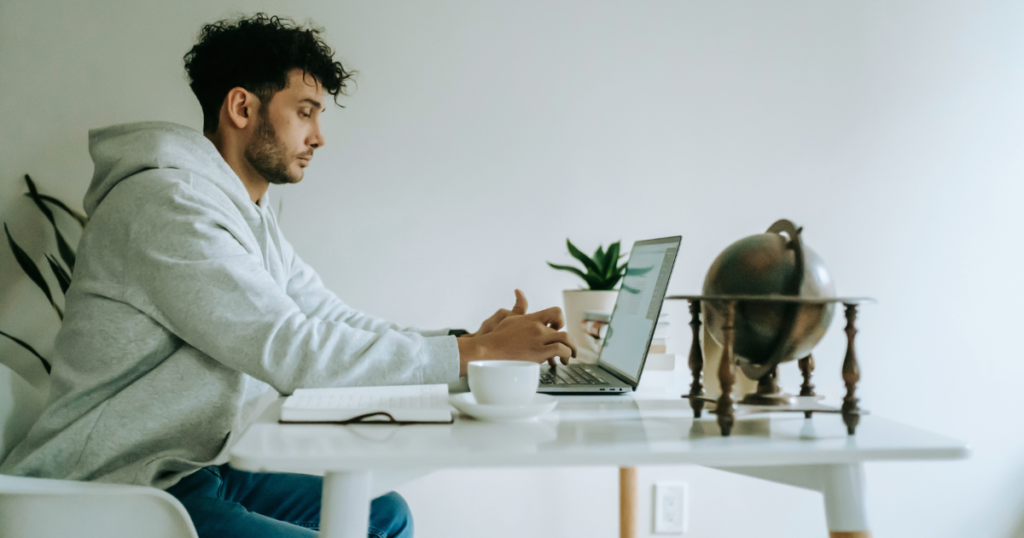 Hombre trabajando remoto desde un alojamiento para nómadas digitales