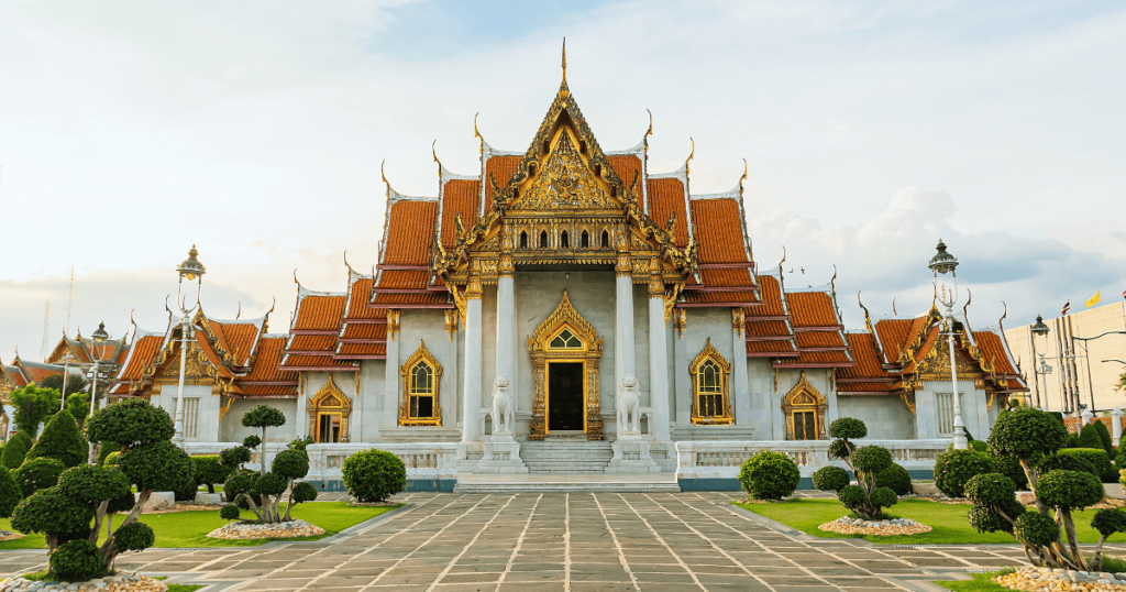 cosas prohibidas tailandia: actitudes irrespetuosas hacia los monjes